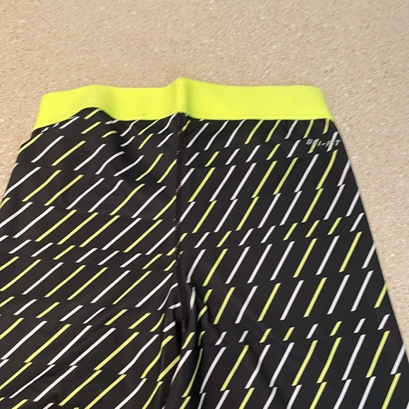Nike Pro Women’s Leggings size md - Picture 3 of 5